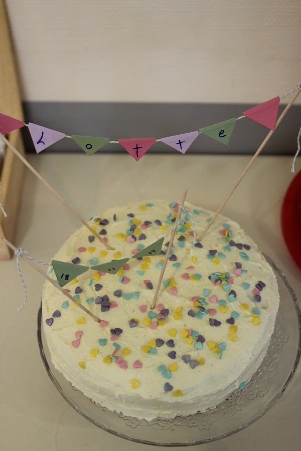 Tauftorte selber machen und selbst dekorieren mit Wimpelkette - Karottenkuchentorte