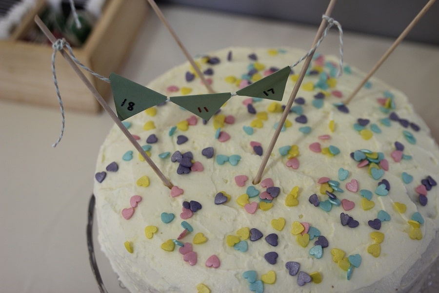 Tauftorte selber machen und selbst dekorieren mit Wimpelkette - Karottenkuchentorte