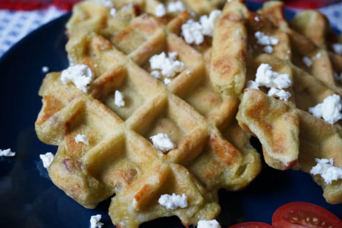 knusprige Waffeln mit Feta und Avocado