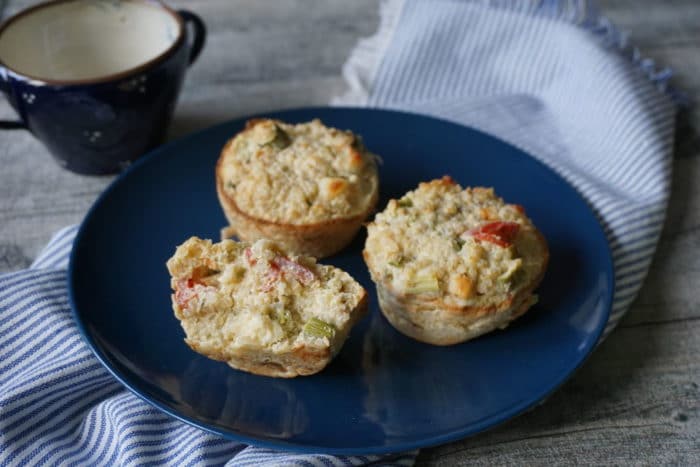 ezept für 12 Muffins 100 g Quinoa (Etwas Salz) 1 kleine Zwiebel 150 g Halloumi-Grillkäse 400 g grüner Spargel 1 Knoblauchzehe 3 Eier 1 TL getrockneter Thymian Pfeffergetarische Quinoa Muffins