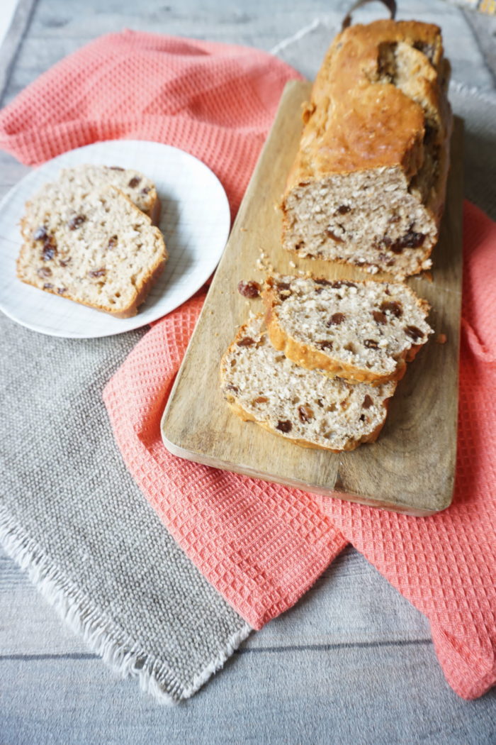 süßes Brot ohne Zucker mit Bananen und Rosinen