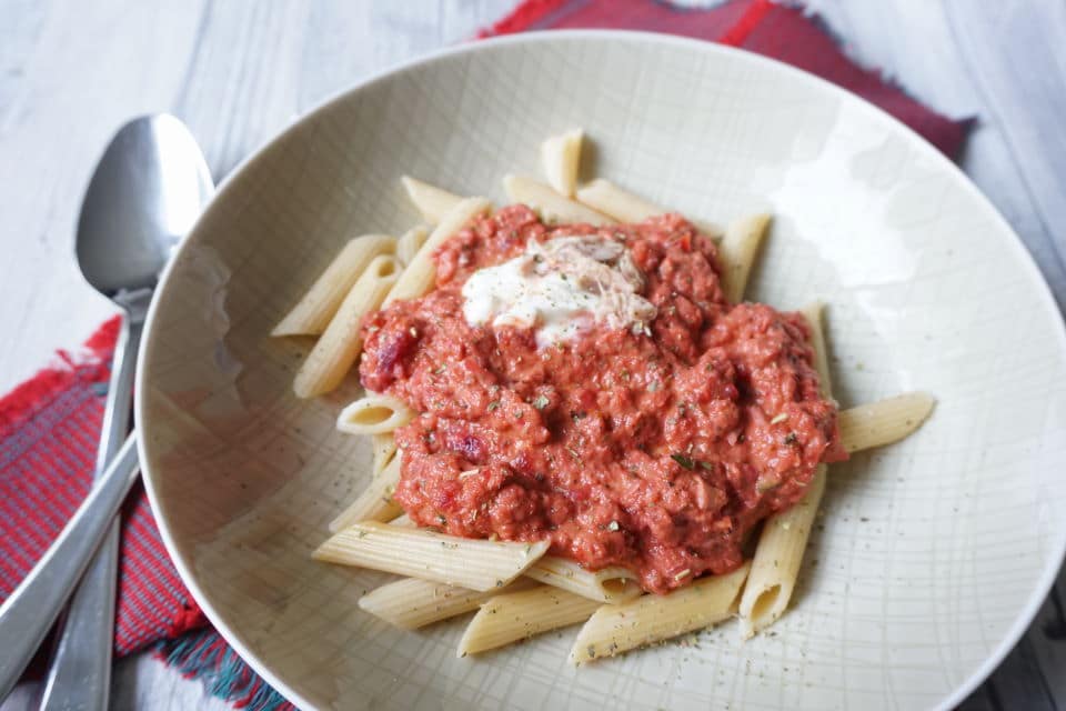 Teller mit Penne und roter Tomaten thunfisch Soße