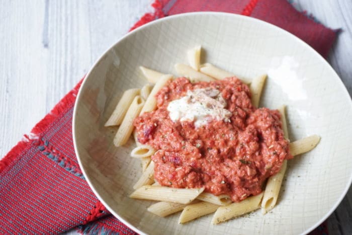 Nudeln mit Tomatensoße mit Thunfisch