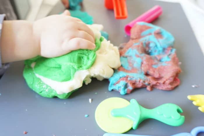 Turm aus Knete in verschiednen Farben - Pizzas