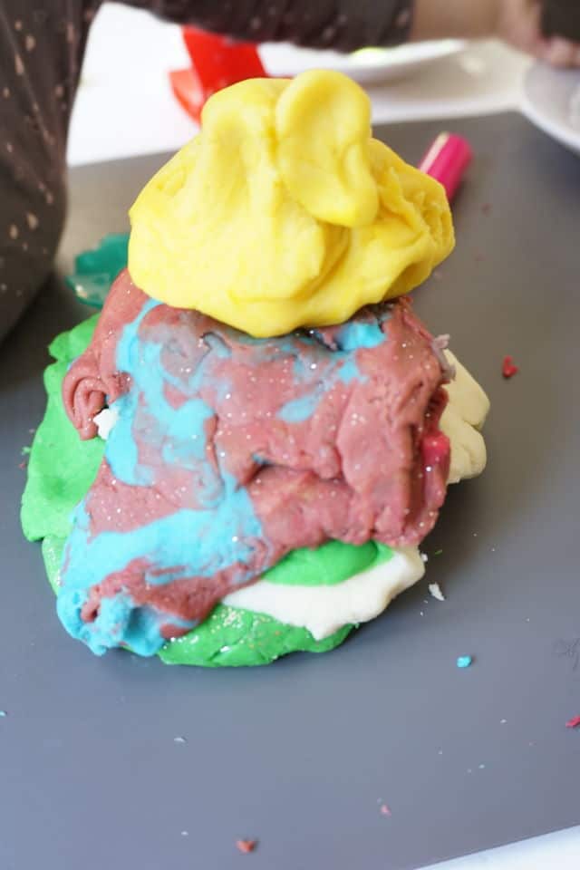 Turm aus Knete - DiY für Kinder