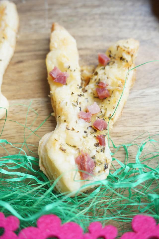 ein Hasenkopf ausgestochen aus Blätterteig - schnelle Snacks für den Osterbrunch für die ganze Familie