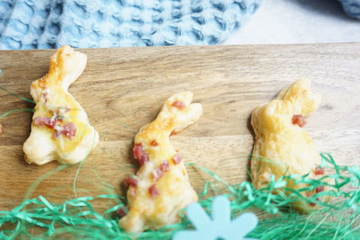 braunes Holzbrett mit ausgestochenen Osterhasen - Blätterteighasen für Ostern mit selbstgemachtem Blätterteig aus nur 3 Zutaten