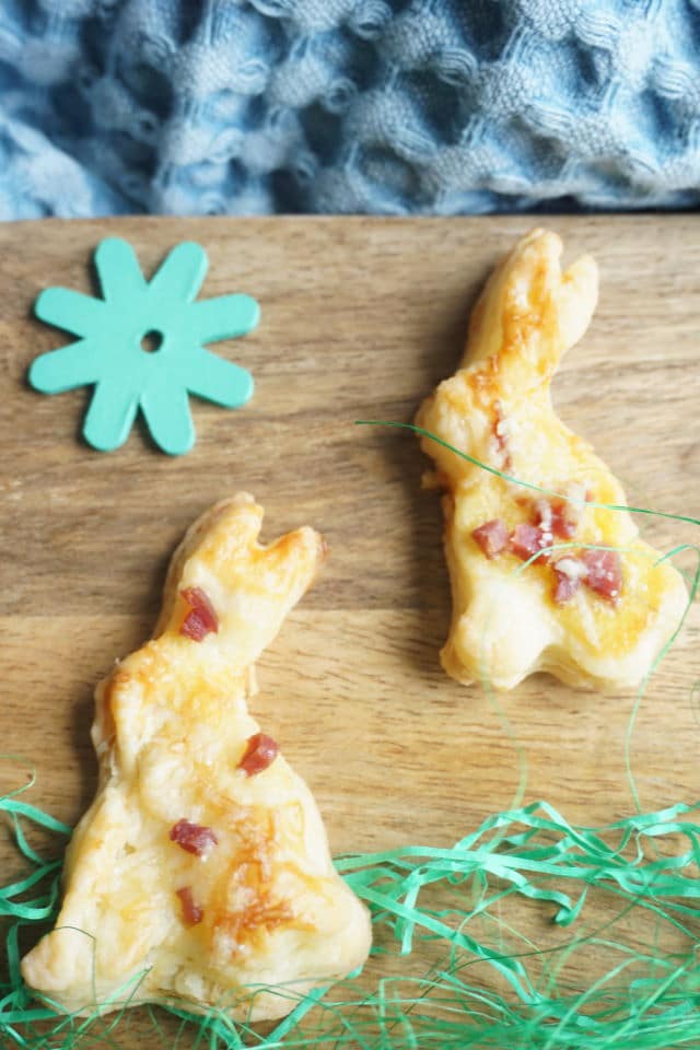 zwei Hasen auf Holzbrett ausgestochen aus Blätterteig mit Speck und Parmesan - schneller Blätterteig selbst gemacht