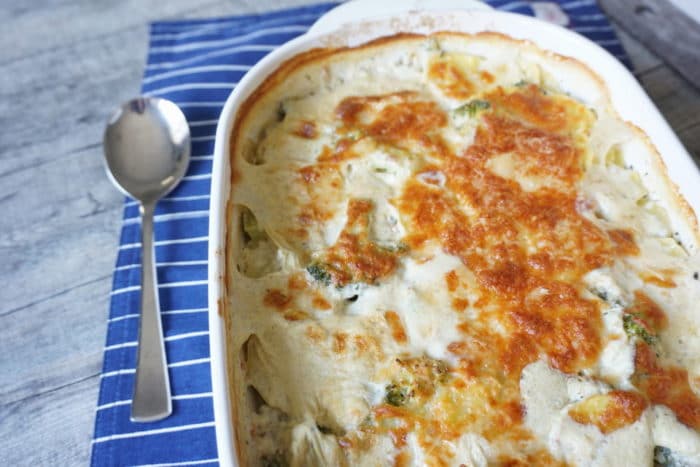 weiße Auflaufform mit Kartoffelgratin schnell gemacht aus rohen Kartoffeln, Mlich und Käse mit Brokkoli - knusprig im Ofen überbacken