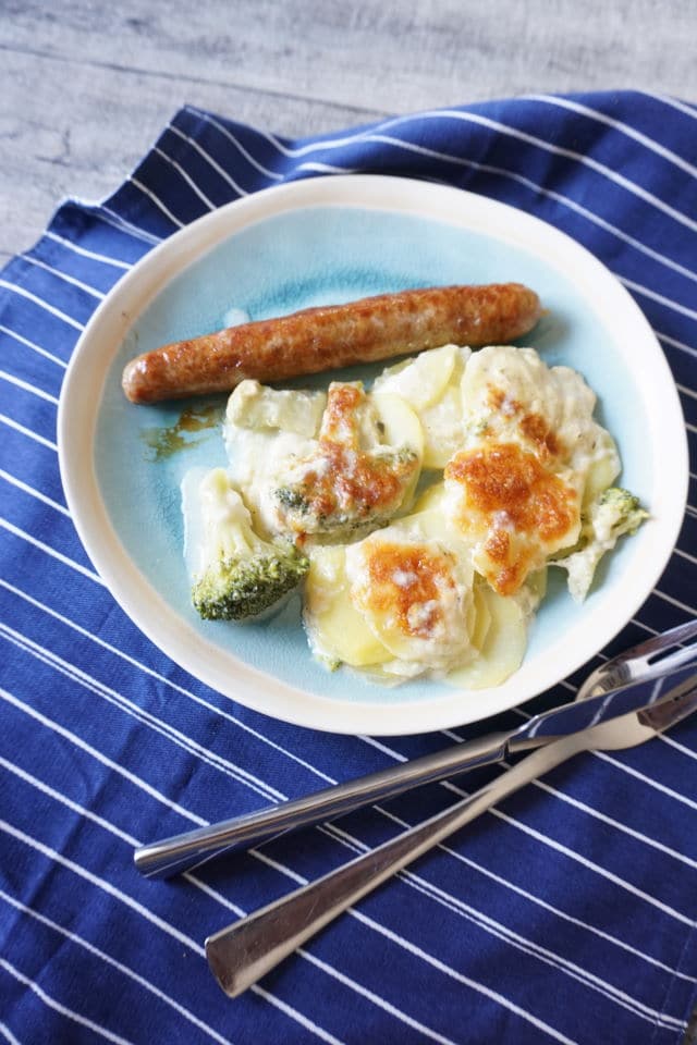Teller mit Bratwurst und Kartoffelgratin - BLW Rezept und Familiengerichte