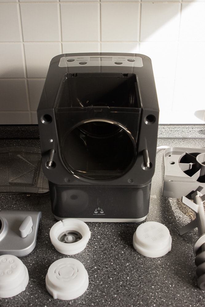 Vollautomatische Nudelmaschine in grau und weiß - der Philips Pastamaker macht leckere Nudeln in wenigen Minuten - leckere BLW Rezepte für die ganze Familie