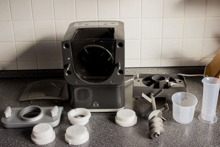 Der Philipspastamaker - eine Nudelmaschine mit 8 verschiedenen Aufsätzen zum Nudeln selber machen in grau - mit vielen für die Spülmaschine geeigneten Einzelteilen