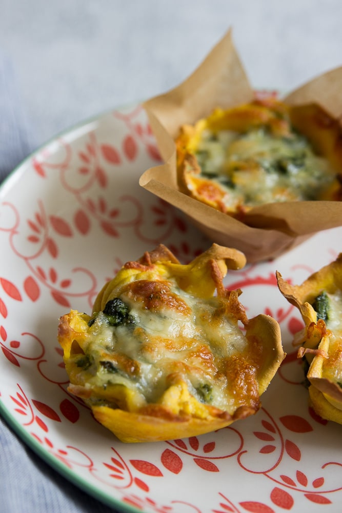 Lachs Spinat Muffins auf einem Teller - Lasagnemuffins mit selbstgemachten Nudeln mit dem Philips Pastamaker - leckere Familienrezepte und alles zu BLW