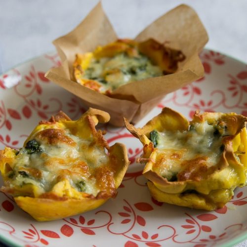 Lasagnemuffins mit Spinat und Lachs auf einem Teller - tolle BLW Rezepte für Kleinkinder - selbstgemachte Lasagne und Nudeln mit der Nudelmaschine von Philips