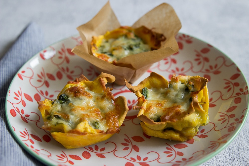 Lasagnemuffins mit Spinat und Lachs auf einem Teller - tolle BLW Rezepte für Kleinkinder - selbstgemachte Lasagne und Nudeln mit der Nudelmaschine von Philips