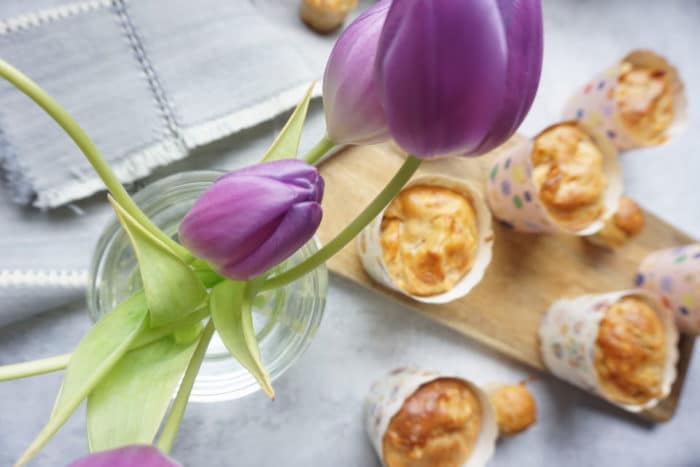 lila Tulpen in einer Vase und gesunde Muffins ohne Zucker mit Apfel - Kuchen und Muffins für Babys