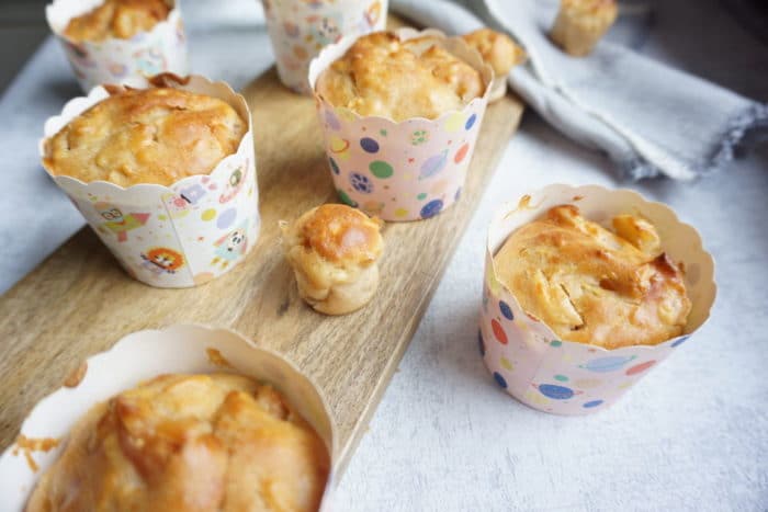 Muffins in bunten Papierförmchen für den Kindergeburtstag backen ohne Zucker mit Obst