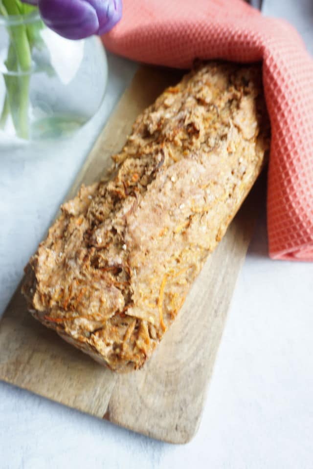 selbstgebackenes Brot auf einem Holzbrett - Brot für Baby und Kleinkinder ohne Salz mit Möhren