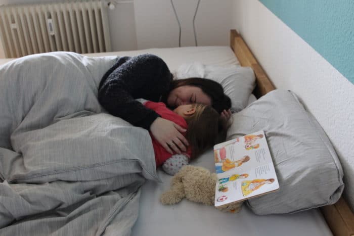 Mama und Tochter kuscheln im großen XXL Bett - das Familienbett von RIMA