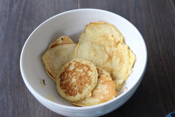 Pancakes mit Apfelschnitzen in einer großen weißen Schüssel - unser Frühstück in unserem Ferienhaus im Landal Green Park Ouddorp in Holland