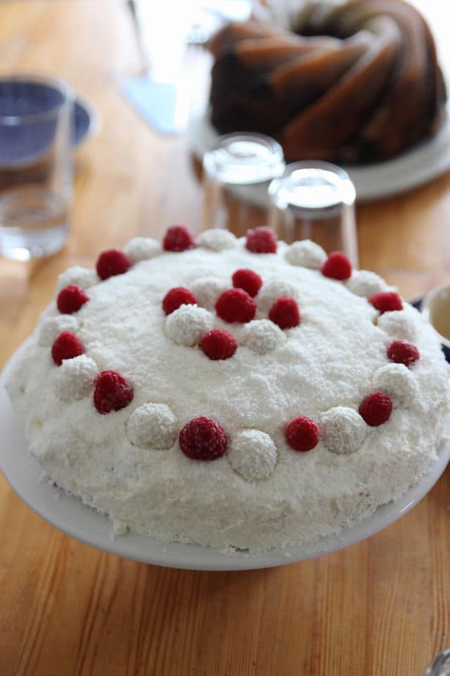 Rezept für Kouchen und Torte zum Muttertag oder Geburtstag - schmeckt nach Sommer - unsere leichte Raffaellotorte mit frischen Himbeeren und Kokos
