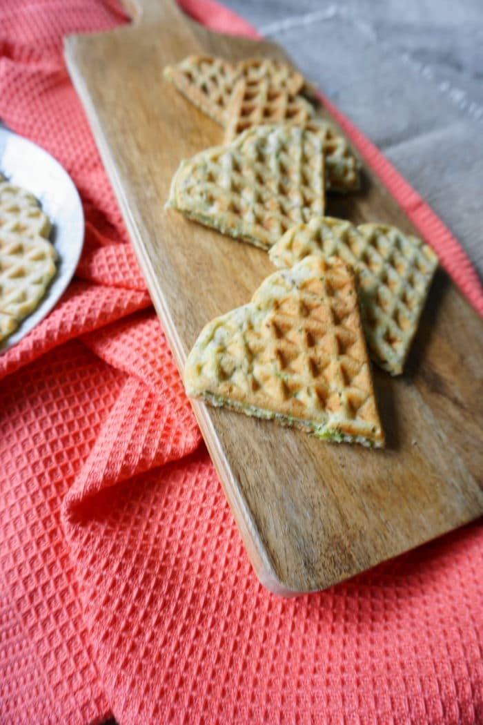 Gemüsewaffeln in Herzform - Waffeln mit Brokkoli für Babys und Kleinkinder - ein leckeres BLW Rezept