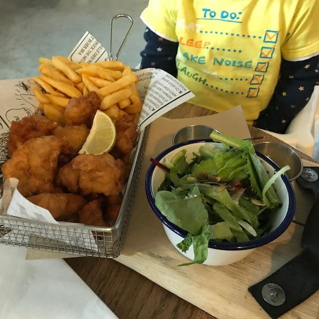 Kibbeling, Wedges und Salat für unser BLW Kind. Abendessen im Bij Marc im Landal Strand Resort Ouddorp Duin - unsere Woche Familienurlaub im Holland Ferienhaus von Landal Greenparks