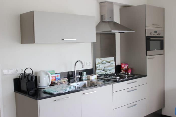 Offene und helle Küche imHolland Ferienhaus - kochen und backen im Urlaub mit BLW Rezepten und familienfreundlichen Speisen