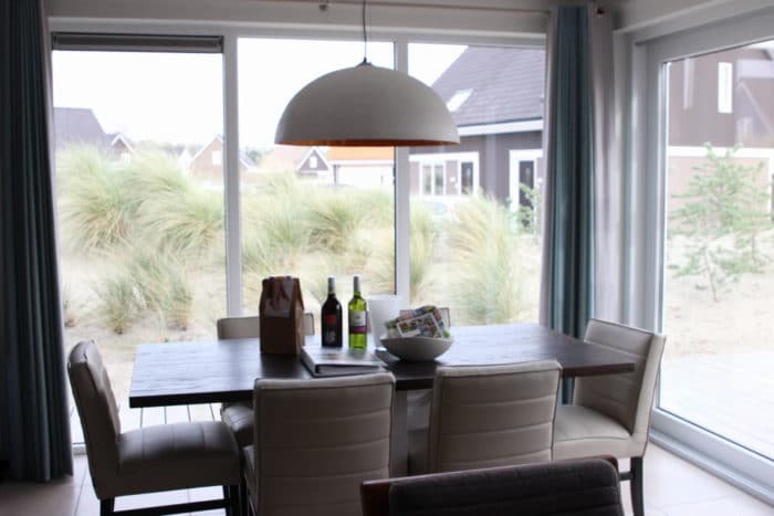 offener lichtdurchfluteter Essbereich im Holland Ferienhaus - Urlaub als Familie in Holland mit Besuch in Rotterdam, der Markthall und jede Menge leckerem Essen