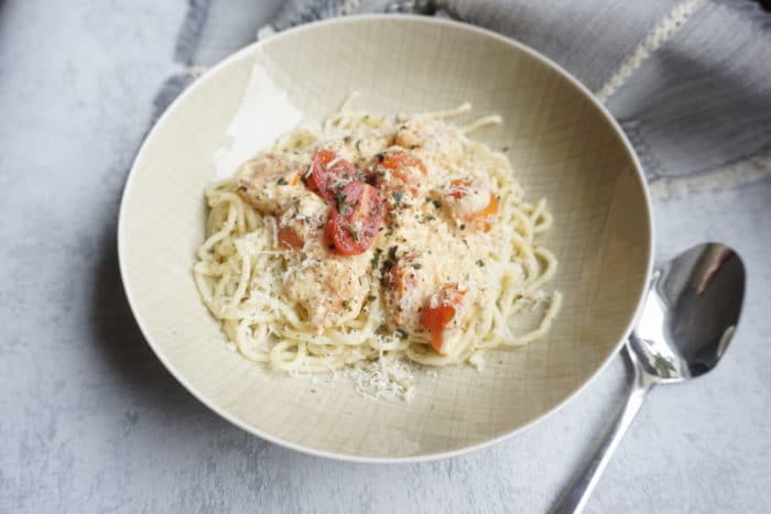 Teller von Rosenthal mit selbstgemachten Nudeln ohne Ei mit einer Pastasoße aus frischen Zutaten - ein gesundes Mittagessen auch für Kleinkinder