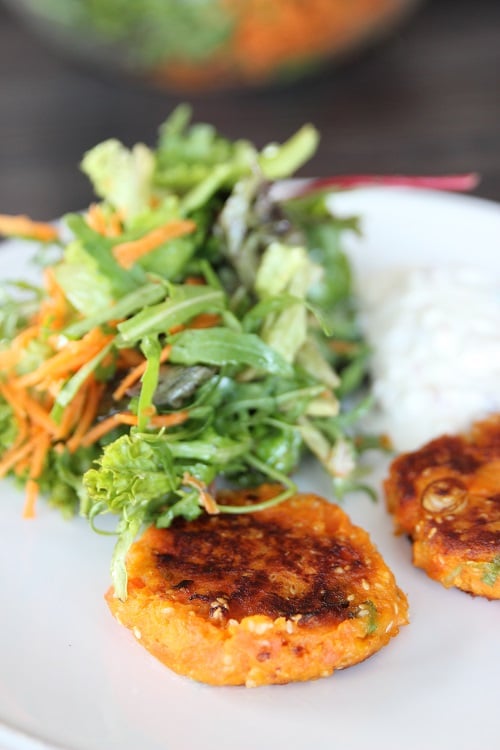 Wie macht man Bratlinge - Süßkartoffelbratlinge mit Salat