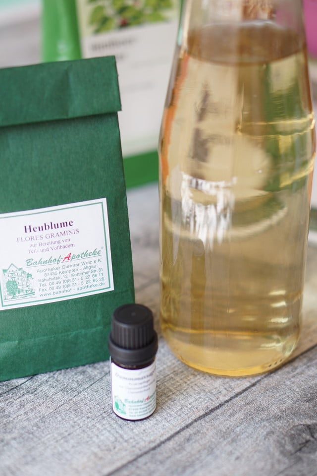 Heumblumen für ein Heublumensitzbad oder Dampfbad zur Geburtsvorbereitung und Dammmassageöl