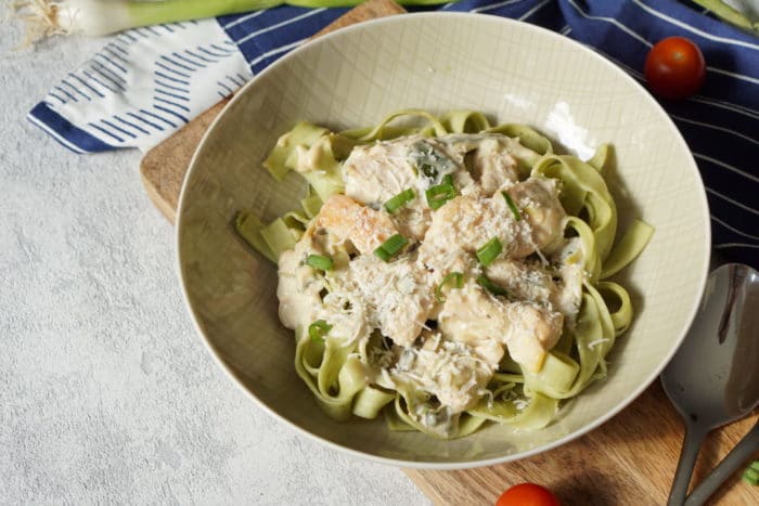 grüne Tagliatelle mit Hähnchenbrustfilet und Lauch aus der HelloFresh Box