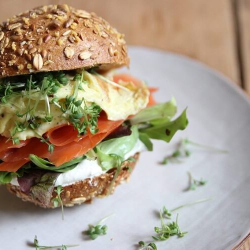 Lachs Rezepte: Lachs Sandwich mit Rührei und Kresse