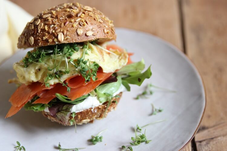 Lachs Rezepte: Lachs Sandwich mit Rührei und Kresse