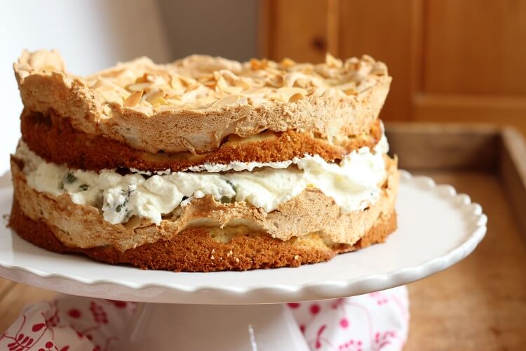 Stachelbeerkuchen - eine köstliche Trümmertorte mit Stachelbeeren