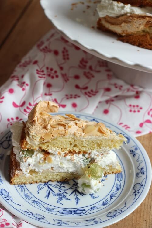 Stachelbeerkuchen ist lecker, besonders als Trümmertorte mit Baiser