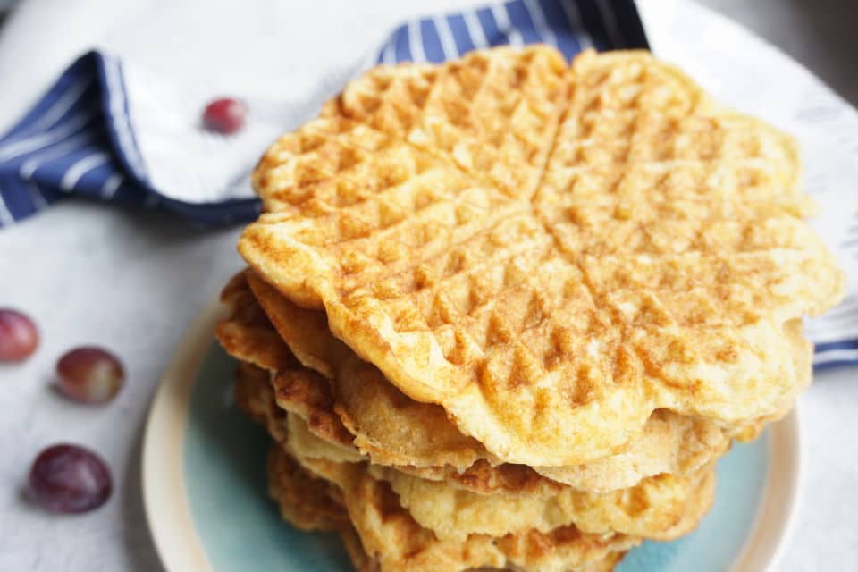 Waffeln für Babys auf einem Teller gestapelt - Apfel Gries Waffeln ohne Zucker