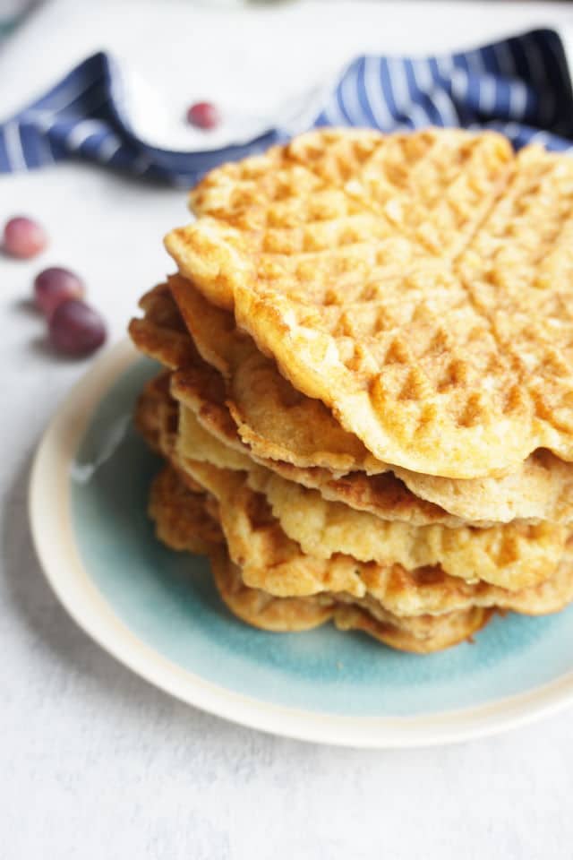 Waffel Rezept - zuckerfreie Waffeln gestapelt auf einem Teller - Rezept für Waffeln für Babys und BLW - Apfel-Gries-Waffeln ohne Zucker