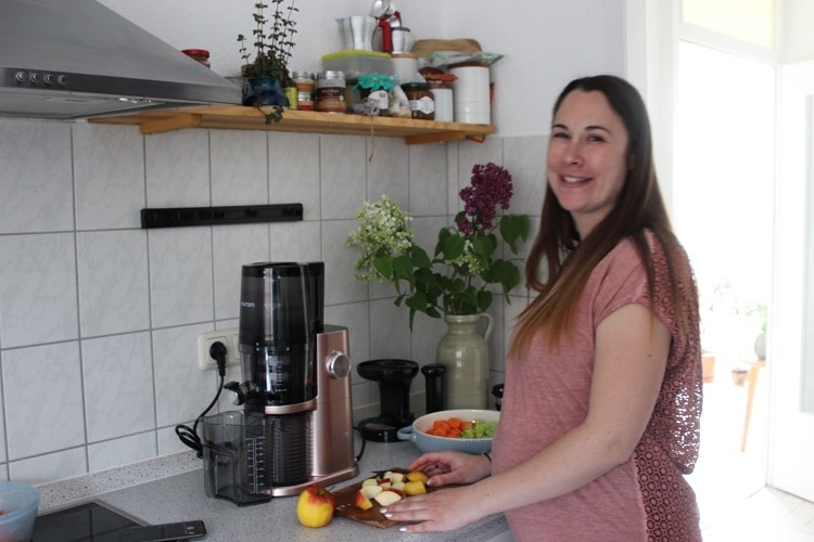 Gesunde Ernährung in der Schwangerschaft - Saft selbst pressen mit dem Hurom Slow Juicer
