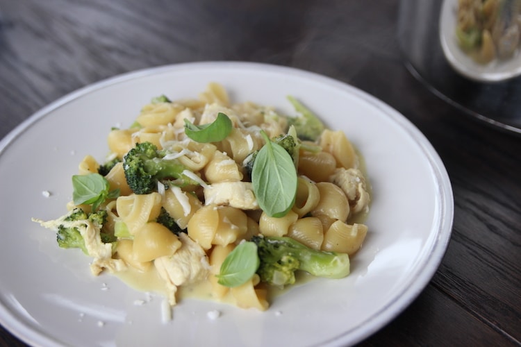 One-Pot-Pasta mit Hühnchen - so kochst du fürs Wochenbett vor