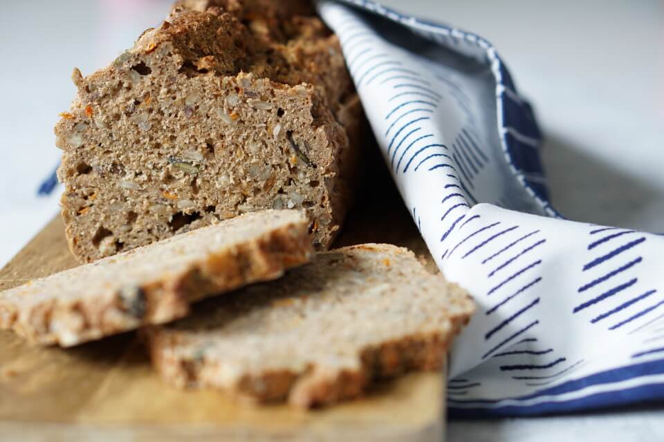 Vollkornbrot schnell und gesund selber backen - vollwertiges Brot mit Sonnenblumenkernen, Kürbiskernen und Möhre