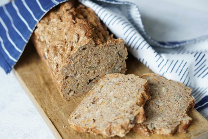 vollwertiges Frühstück und tolle BLW Rezepte: unser Karottenbrot das schnell und lecker ist. Ohne Gehzeit und in 10 Minuten zusammengerührt