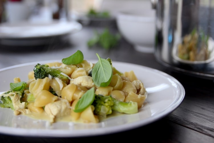 Vorkochen fürs Wochenbett: One-Pot-Pasta mit Brokkoli und Hühnchen