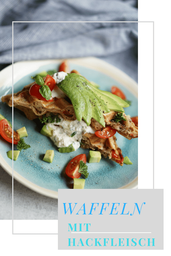 Herzhafte Waffeln mit Hackfleisch, Dip und Gemüse