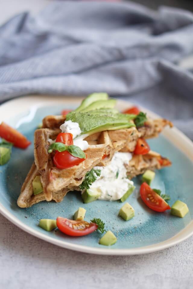 Avocado, Tomaten und Schmand als Topping für Waffeln mit Dinkel und Hackfleisch