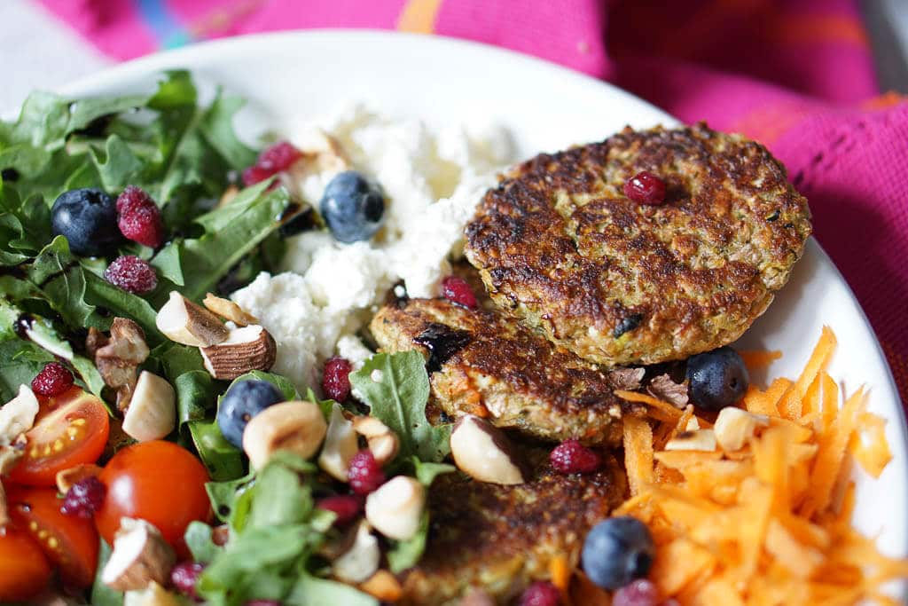 Kochrezepte fürs Wochenbett - Buddha Bowl mit Bratlingen und Gemüse