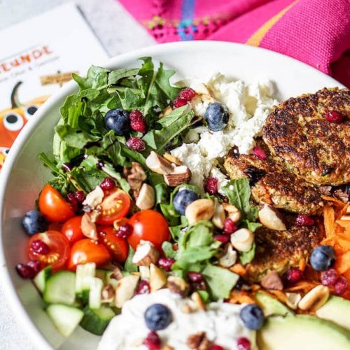 Kochrezepte fürs Wochenbett - Buddha Bowl mit Bratlingen und Gemüse