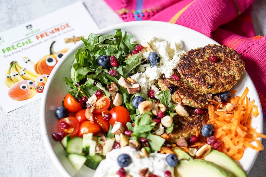 Kochrezepte fürs Wochenbett - Buddha Bowl mit Bratlingen und Gemüse