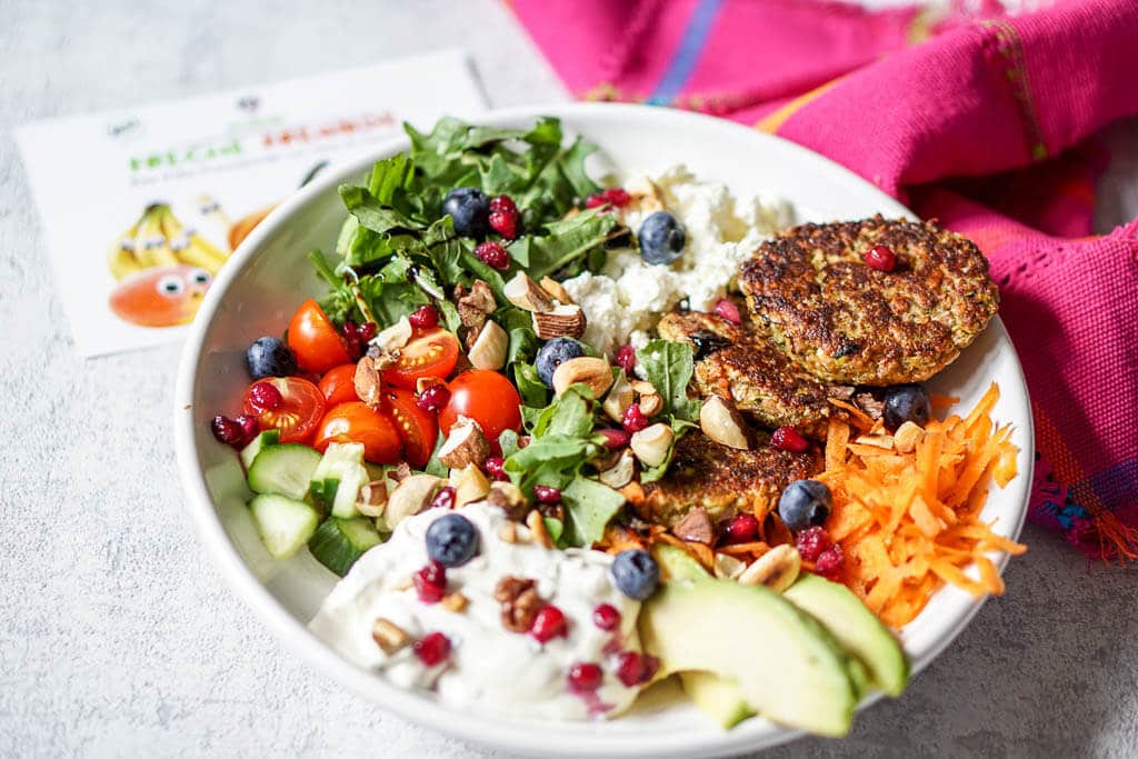 Kochrezepte fürs Wochenbett - Buddha Bowl mit Bratlingen und Gemüse